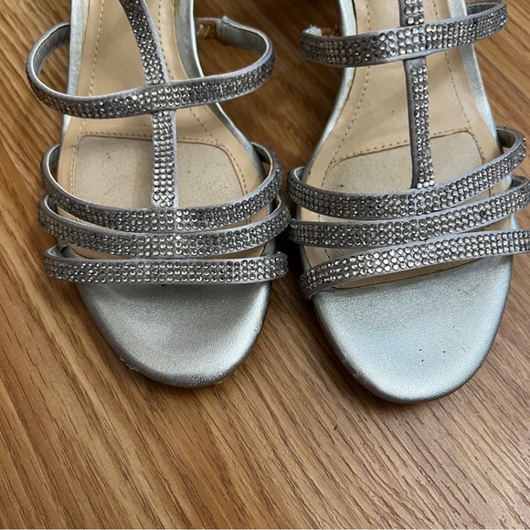 004 NWOT Alex Marie LIAA Silver Kitten Heels. Size 6M - Picture 4 of 9
